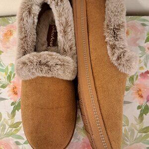 Cozy SKECHERS Women's Tan Plush Faux Fur Lined Memory Foam Slippers - SIZE 9